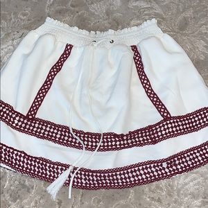 White mini skirt with maroon designs